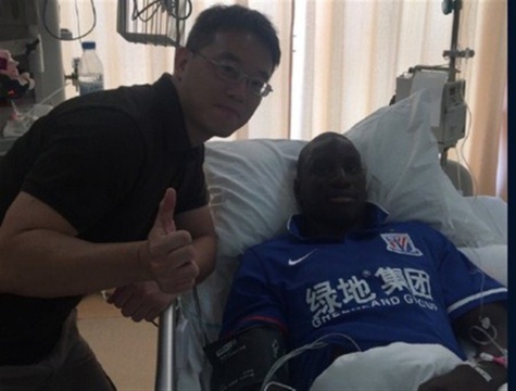 Photos : Demba Bâ sur son lit d’hôpital, ses premiers mots après sa blessure