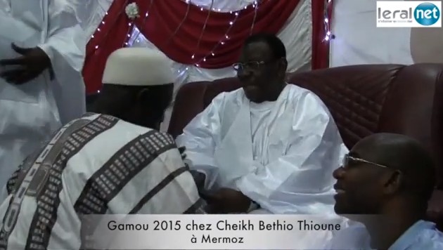 Arrêt sur images-Serigne Mbacké Ndiaye fait son "djebelou" à Cheikh Béthio