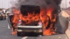 Images impressionnantes : une voiture prend feu sur l’autoroute à péage