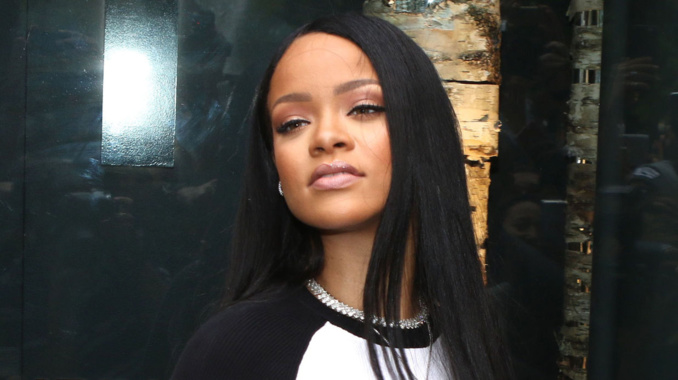 Photos - Rihanna pose seins nus en nuisette trans­pa­rente avec un bébé dans les bras