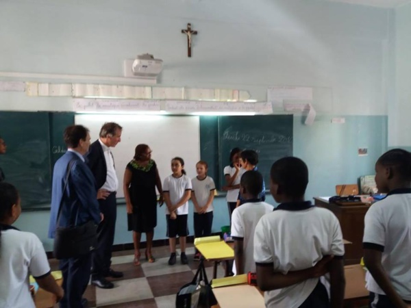 L’ambassadeur de France a visité l’Institution Sainte jeanne d’Arc, « établissement historique » de Dakar, fondé en 1924 par les sœurs de la congrégation Saint Joseph de Cluny.