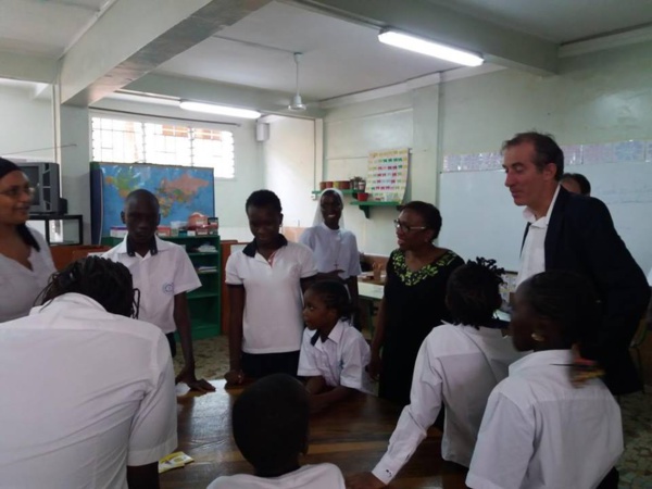 L’ambassadeur de France a visité l’Institution Sainte jeanne d’Arc, « établissement historique » de Dakar, fondé en 1924 par les sœurs de la congrégation Saint Joseph de Cluny.