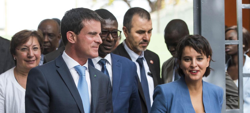 Najat Vallaud-Belkacem, en tailleur bleu, à côté de Manuel Valls et de Marie Teuw Niane à Dakar