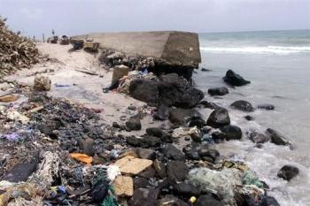 Des ordures sur la plage à Rufisque, à 25 km de Dakar, le 28 août 2002