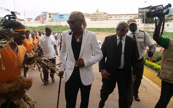 5 photos - Rigobert Song, une icône de mode