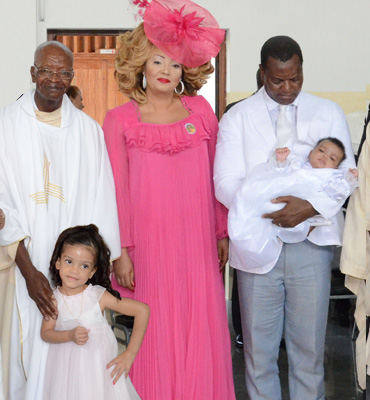 Mme Chantal Biya et ses petits enfants