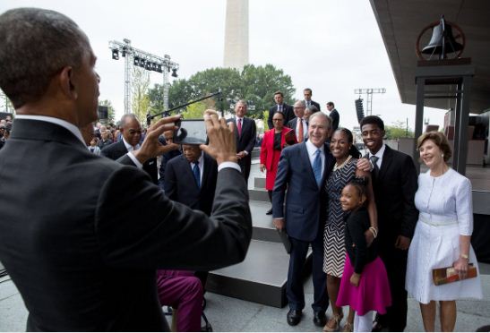 Obama aide Bush a immortaliser ce moment!! 