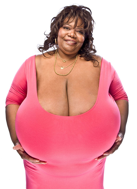 Annie Hawkins-Turner alias Norma Stitz est la femme aux plus gros seins naturels du monde, un record officiel au Guiness Book.