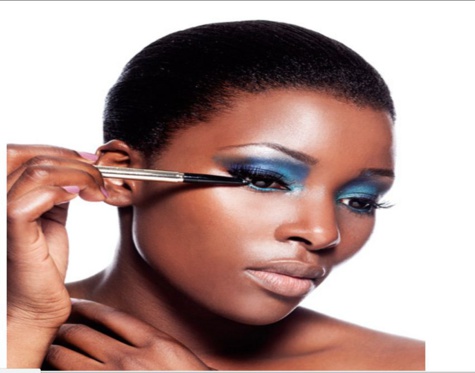 Sublimes femmes noires & métisses en maquillage bleu