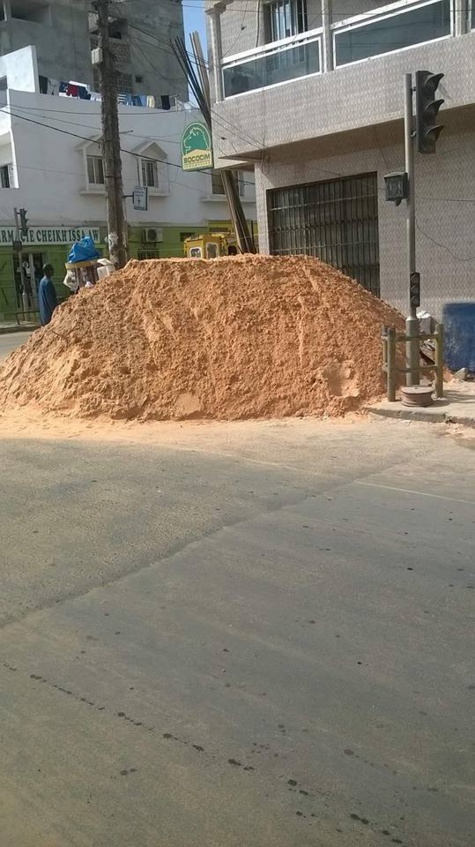 Indiscipline des Sénégalais : Un camion déverse du sable sur la route à l'intersection devant les feux tricolores de Dior...regardez les photos