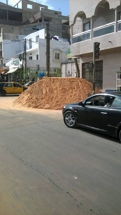 Indiscipline des Sénégalais : Un camion déverse du sable sur la route à l'intersection devant les feux tricolores de Dior...regardez les photos