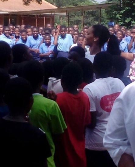 Photos: Rihanna visite une école au Malawi