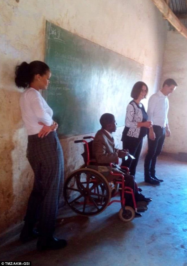 Photos: Rihanna visite une école au Malawi