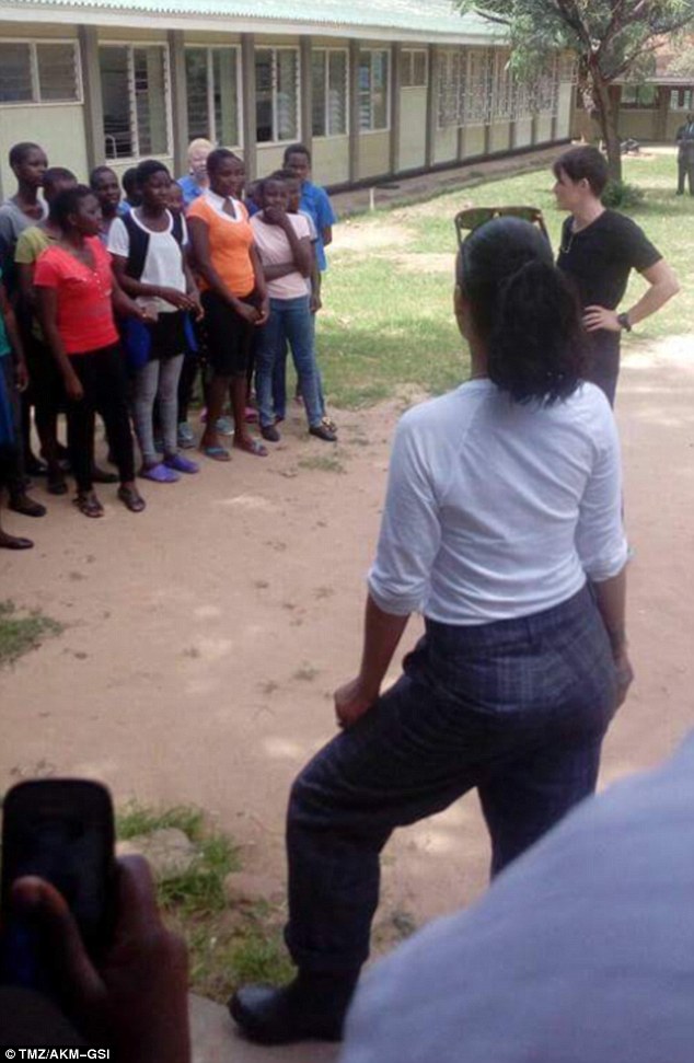 Photos: Rihanna visite une école au Malawi