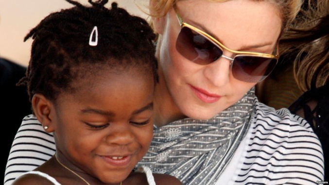 L'adoption par Madonna de deux nouveaux enfants critiquée au Malawi