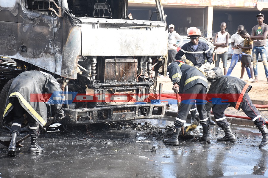 Un camion prend feu devant EMG sise à Cité des Eaux, regardez les 11 photos !