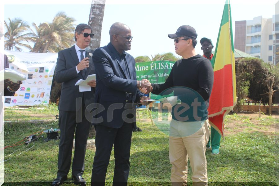 Les lauréats de Golf; Trophées" Mme Elisabeth Diouf"