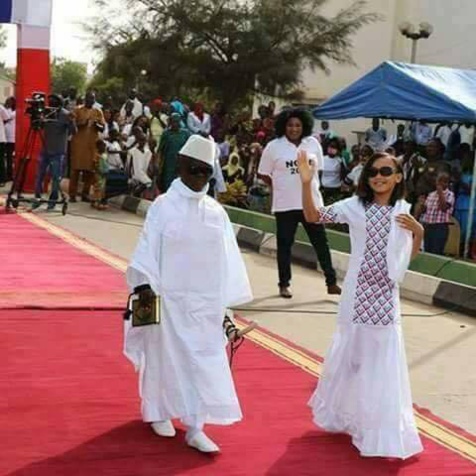 Yahya Jammeh et son épouse Zeinab Suma version mardis gras, LOLLLLLLLLL