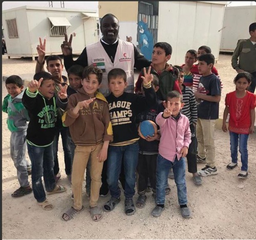 Photo- Akon en compagnie d'enfants refugiés