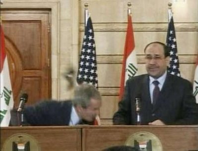 [ PHOTOS ] AGRESSION DE BUSH EN IRAK: Les images de l'incident