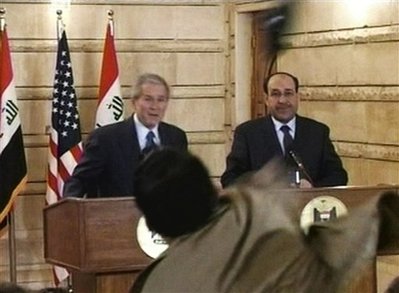 [ PHOTOS ] AGRESSION DE BUSH EN IRAK: Les images de l'incident