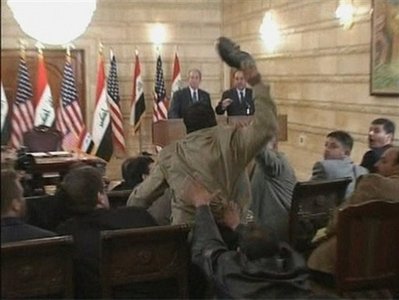 [ PHOTOS ] AGRESSION DE BUSH EN IRAK: Les images de l'incident