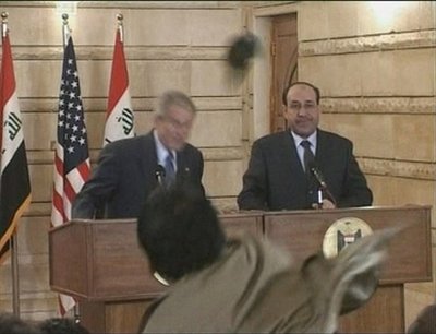 [ PHOTOS ] AGRESSION DE BUSH EN IRAK: Les images de l'incident