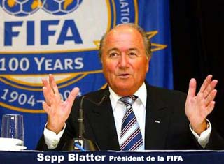 Le Mondial 2010 aura bel et bien lieu en Afrique du Sud, assure Sepp Blatter