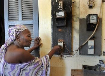 Dans la banlieue de Dakar, "on est fatigué par l'électricité chère"