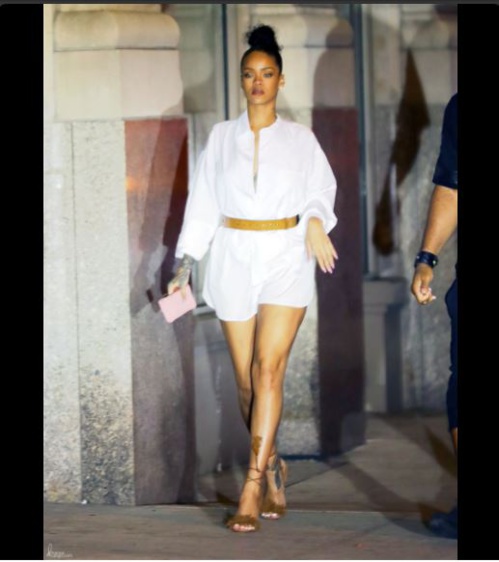 Photos- Rihanna sexy dans cette  robe