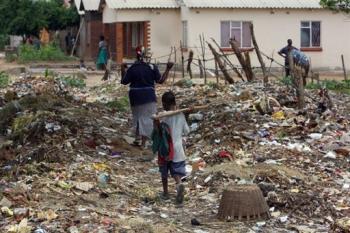 Zimbabwe: le parti de Mugabe réuni sur fond de crise politique et sanitaire