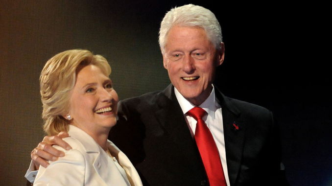 PHOTOS Hillary et Bill Clin­ton ont un neveu très sexy : décou­vrez ce beau mannequin !