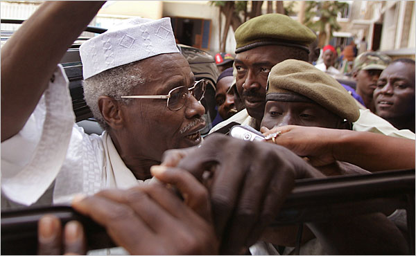 COMBAT POUR FAIRE COMPARAITRE HABRE DEVANT LES JURIDICTIONS:Les associations de défense des droits de l’homme fustigent le comportement des autorités sénégalaises