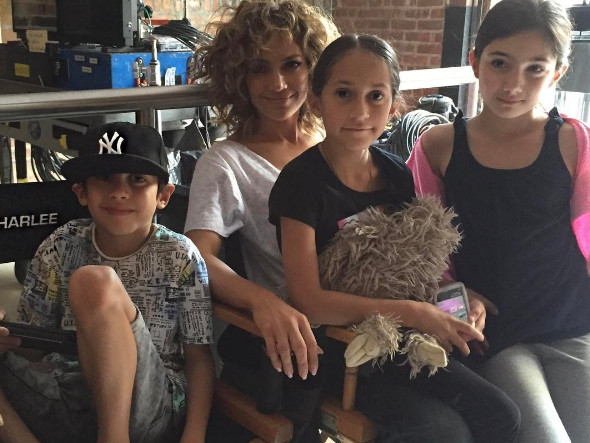 Photo de famille: les jumeaux de Jennifer Lopez lui rendent visite en plateau !