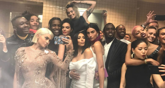 Kylie Jenner : sa photo de groupe, déjà culte, dans les toilettes du MET Ball