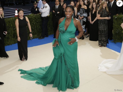 Serena Williams très enceinte, sexy aux côtés de son amou­reux au Met Gala