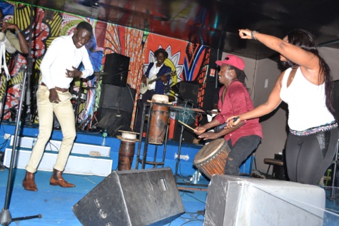 Regardez, quand Momo Dieng danse sur scène