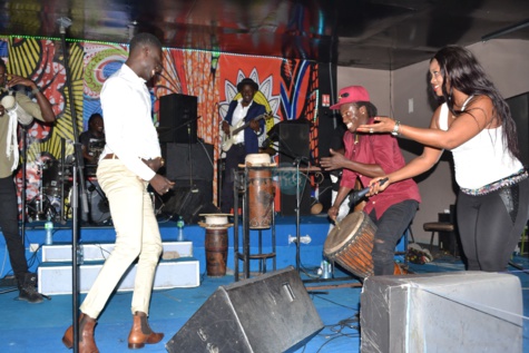 Regardez, quand Momo Dieng danse sur scène