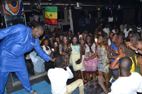 Les fans de Momo Dieng se déchaînent sur ses morceaux dans une boite de la place