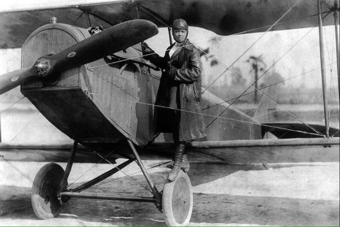 Bessie Coleman a été la première femme d’origine afro-américaine à détenir une licence de pilote