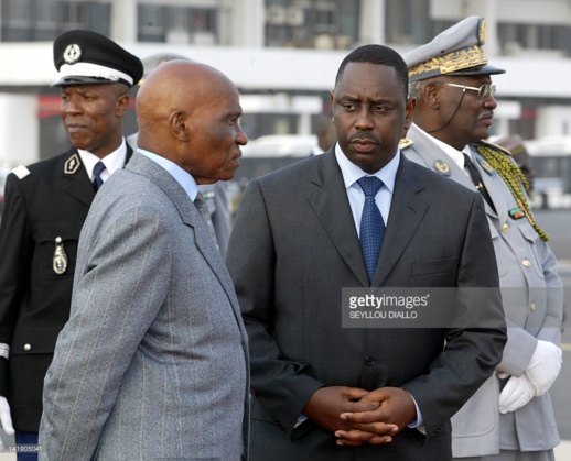 L’ex président Abdoulaye Wade discute ici avec Macky Sall, alors Premier ministre, lors de l’arrivée de l’ancien président brésilien Luis Inacio Lula da Silva à l’aéroport de Dakar le 13 avril 2005.