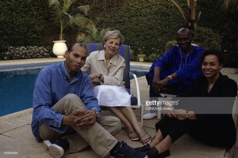 3 avril 2000- A l'occasion de l'investiture, portrait du nouveau président du Sénégal en famille, Abdoulaye WADE. Au bord de la piscine, Abdoulaye WADE et sa femme Viviane avec leurs enfants Karim et Syndiély. (Photo by Alvaro Canovas/Paris Match via Getty Images)