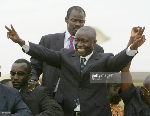 Dakar, SENEGAL: l’ancien Premier ministre Idrissa Seck, acclamé par ses partisans devant sa maison le 07 février 2006.