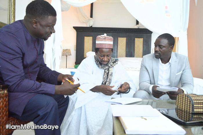 ( 05 Photos ) Akon et Thione Niang rendent visitent à Cheikh Mahi Cissé à Médina Baye...