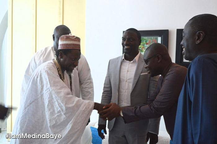 ( 05 Photos ) Akon et Thione Niang rendent visitent à Cheikh Mahi Cissé à Médina Baye...