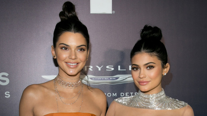 « Ces sourires figés » Kylie Jenner : sa craquante photo d’en­fance avec sa grande sœur Kendall