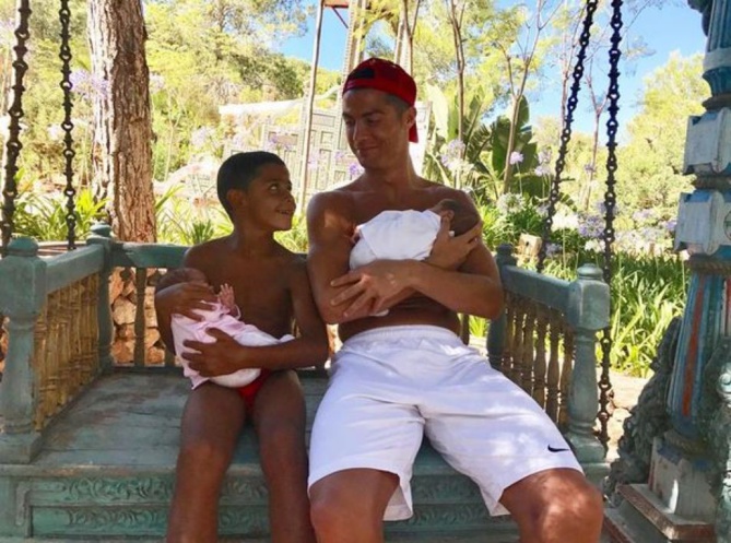 Cristiano Ronaldo pose avec ses trois enfants 