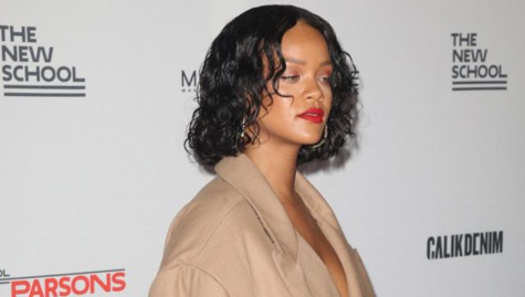 Rihanna: une ancienne photo improbable de la chanteuse fait le buzz, découvrez pourquoi