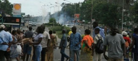 EMEUTES CONTRE LES COUPURES INTEMPESTIVES D’ELECTRICITE  Des filles déclenchent les hostilités sur le boulevard Centenaire