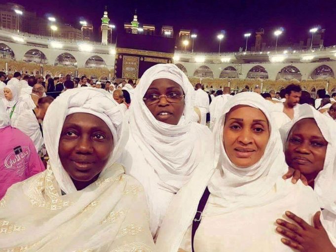  (02) Photos : La Première Dame, Marème Faye Sall, en mode Umrah